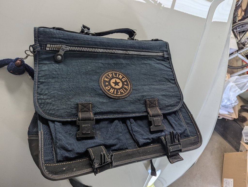 Kipling boekentas, Ophalen