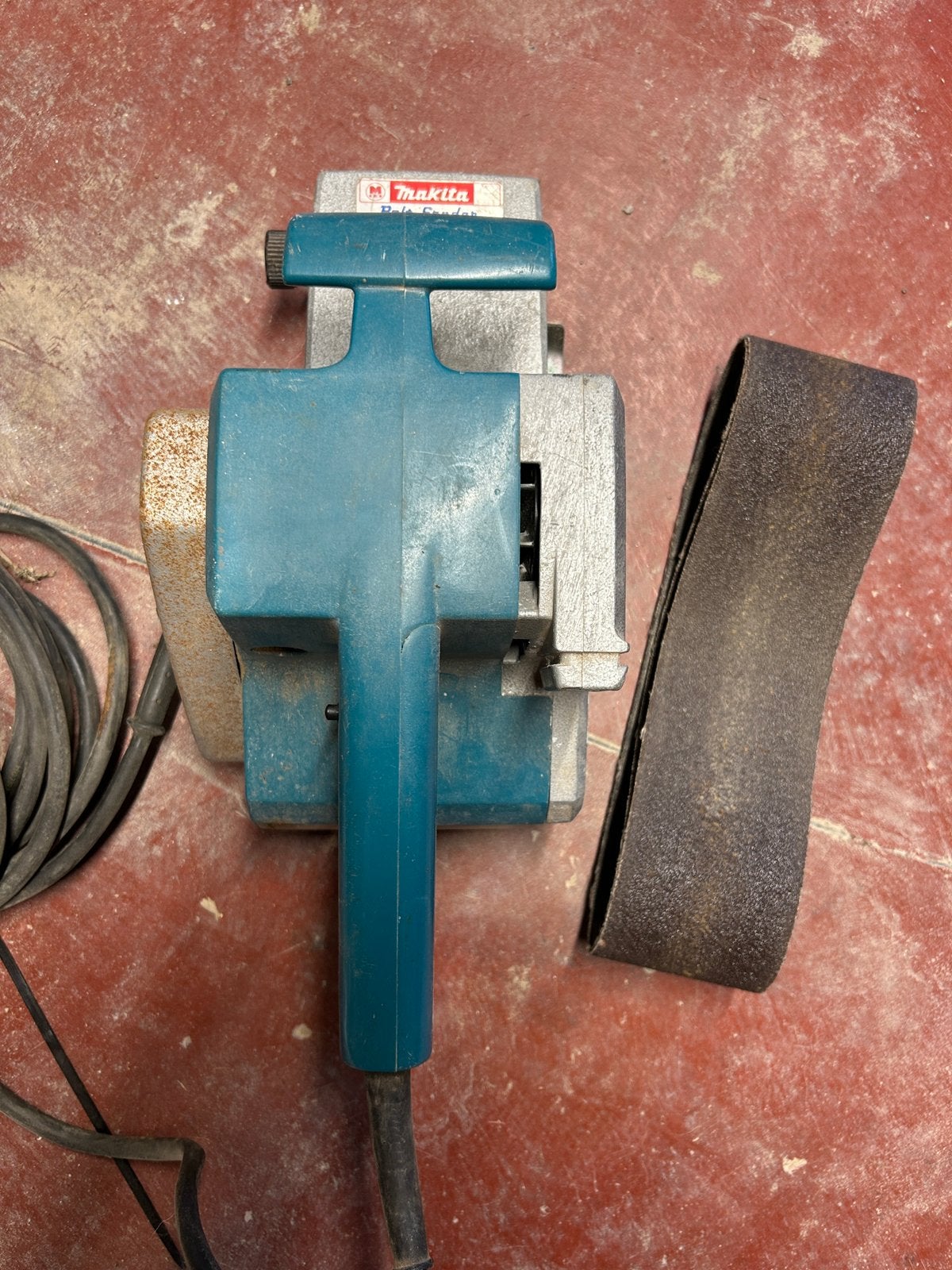 Bandschuurmachine makita, Doe-het-zelf en Bouw, Ophalen, Zo goed als nieuw, Bandschuurmachine