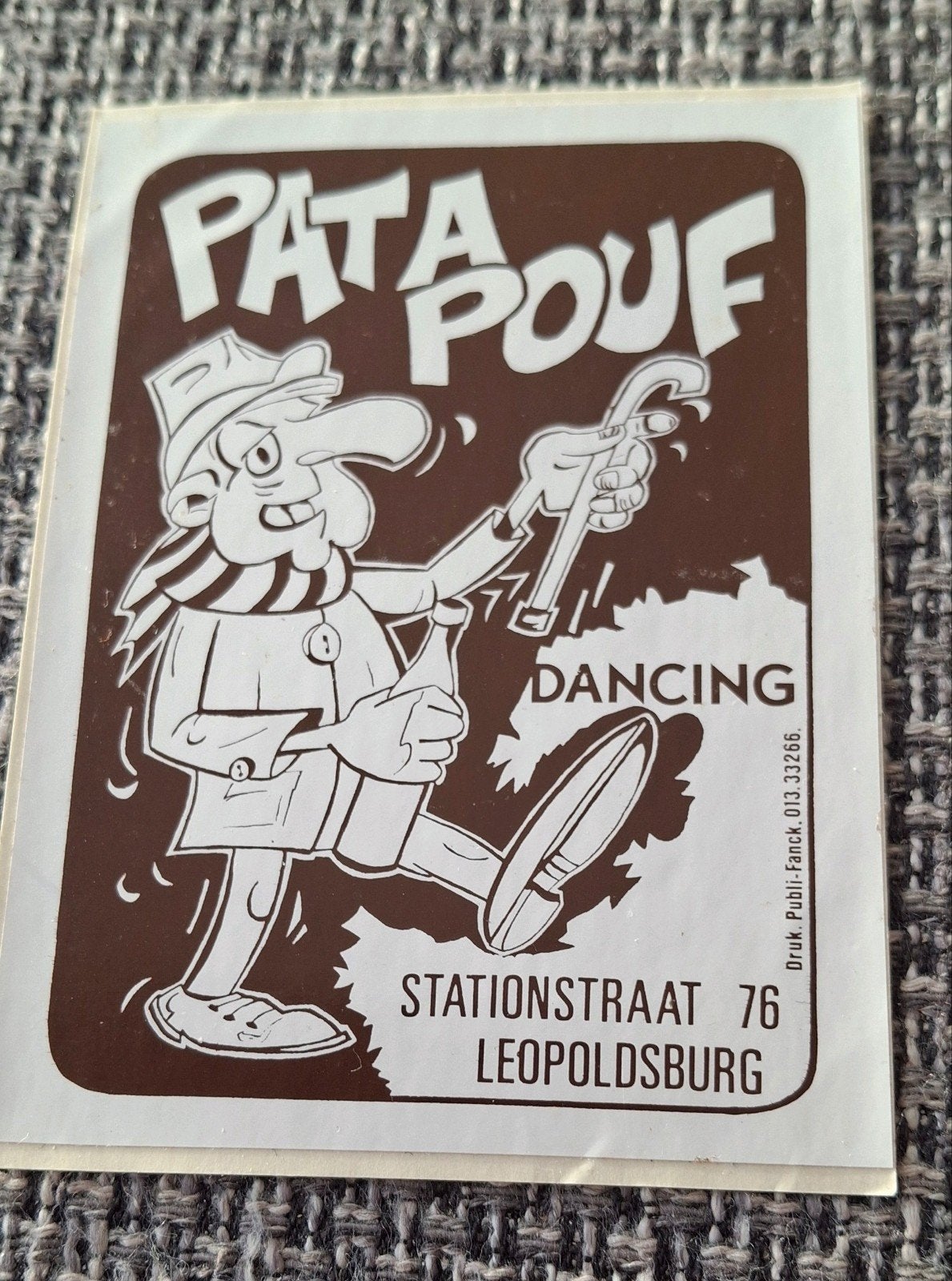 F: sticker Dancing Pat a Pouf Leopoldsburg strip stripfiguur, Ophalen of Verzenden, Zo goed als nieuw, Bedrijf of Vereniging