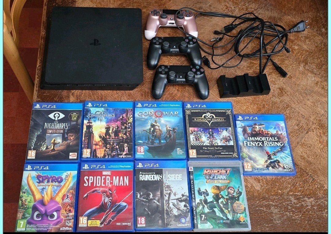 Playstation 4 met spelletjes, controllers en oplaaddock, Games en Spelcomputers, Ophalen, Zwart, Met 3 controllers of meer, Gebruikt