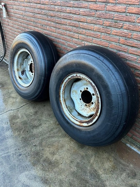 Pirelli 13.00x20 6-gaats wielen, Pneu(s)