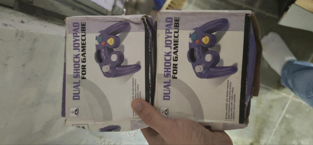 Vends manette Nintendo game cube, Consoles de jeu & Jeux vidéo, Enlèvement
