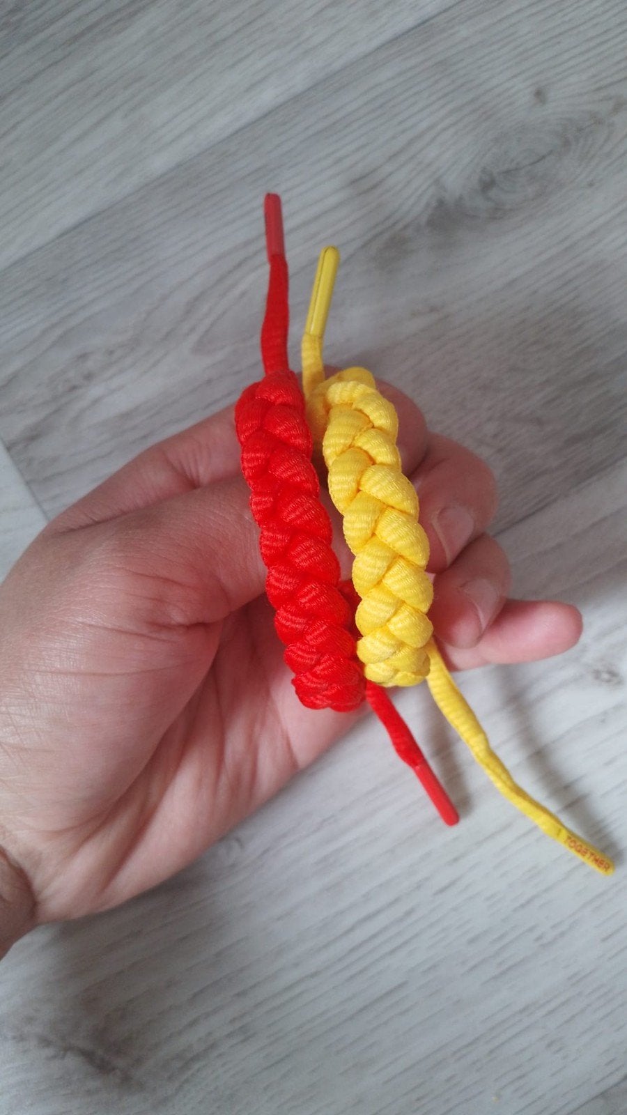 lot 2 bracelets tressés style rastaclat rouge jaune +un cade, Enlèvement ou Envoi