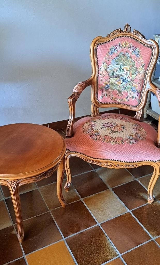 Vintage zetel /stoel met mooi handwerk + bijhorend tafeltje, Huis en Inrichting, Ophalen, Gebruikt, Vintage / antiek / retro