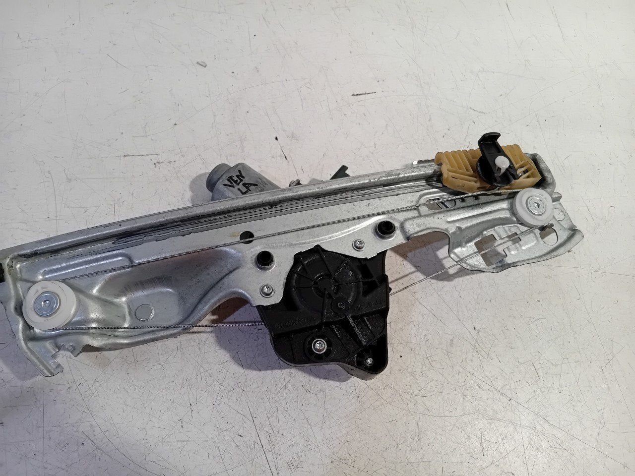 Raammechaniek elektrisch links achter Renault Mégane, Onderdelen@venauto.nl, Van der Ven Autorecycling B.V., Ettenseweg 76, 4706 PB Roosendaal, The Netherlands