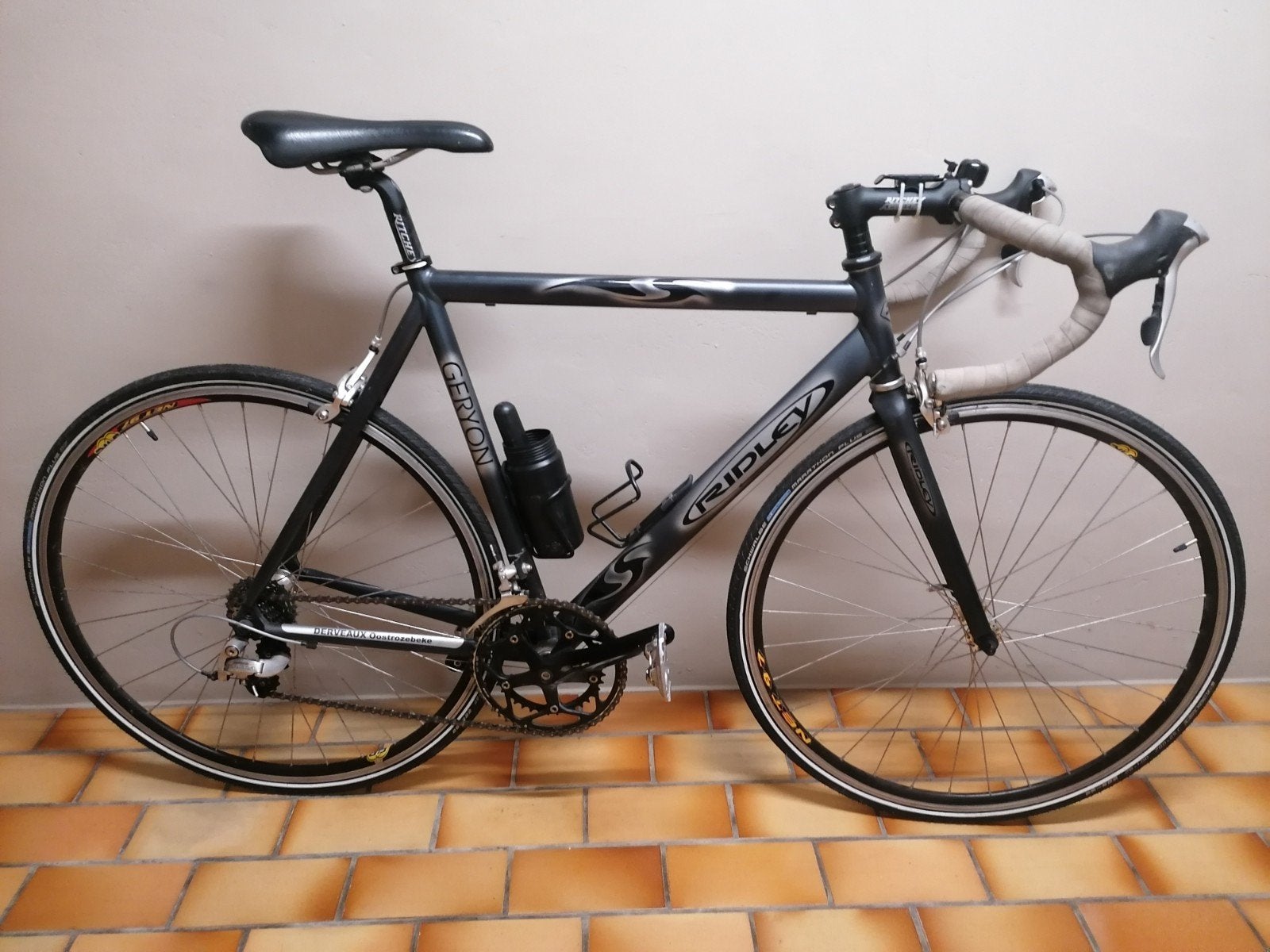 Mooie Ridley sportfiets, antraciet, maat 54 cm, Fietsen en Brommers, 28 inch, Velgrem, Zo goed als nieuw, 15 tot 20 versnellingen