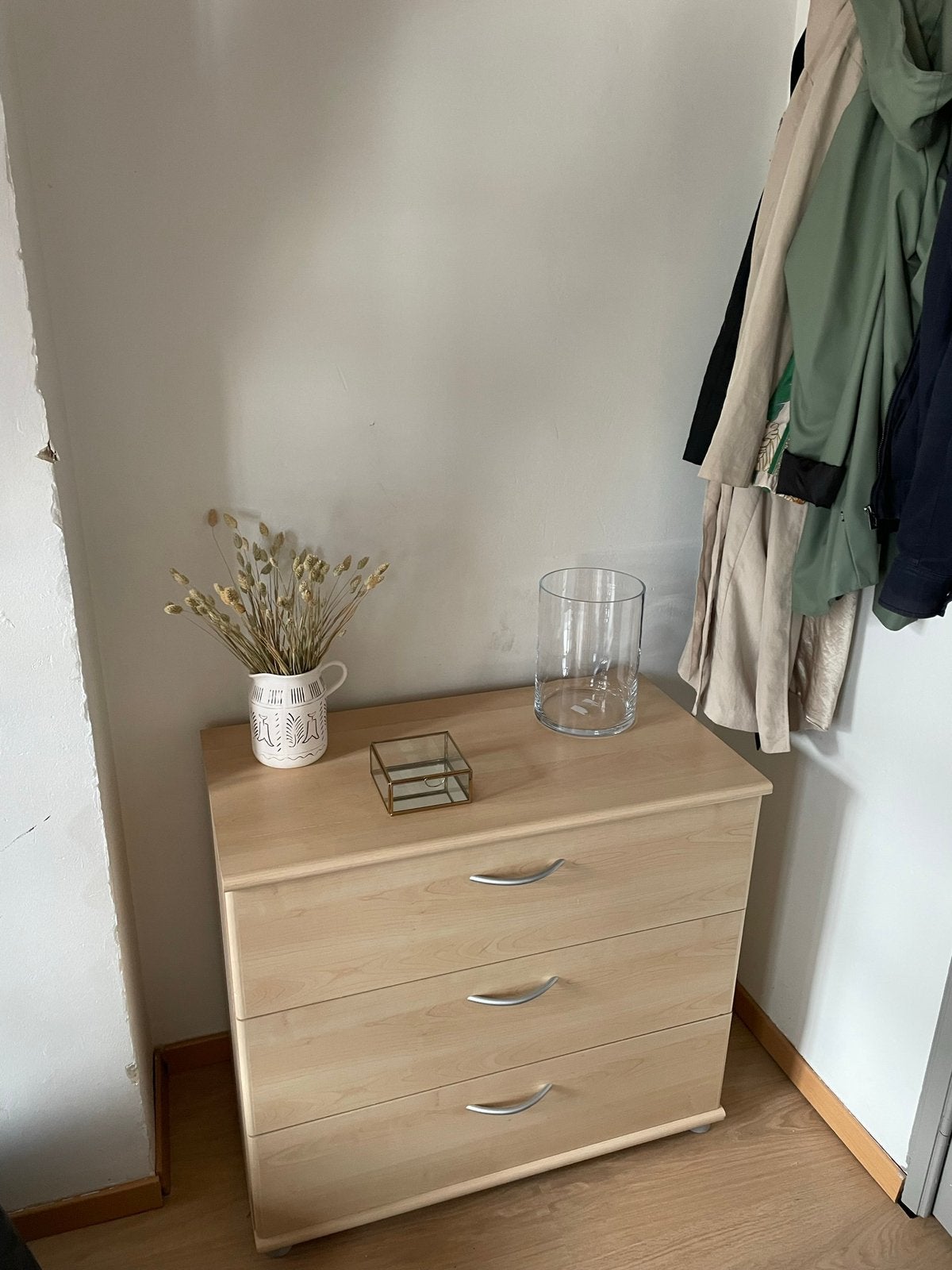 Commode en bois marron clair à 3 tiroirs., 3 ou 4 tiroirs, 25 à 50 cm, Moins de 100 cm, Enlèvement