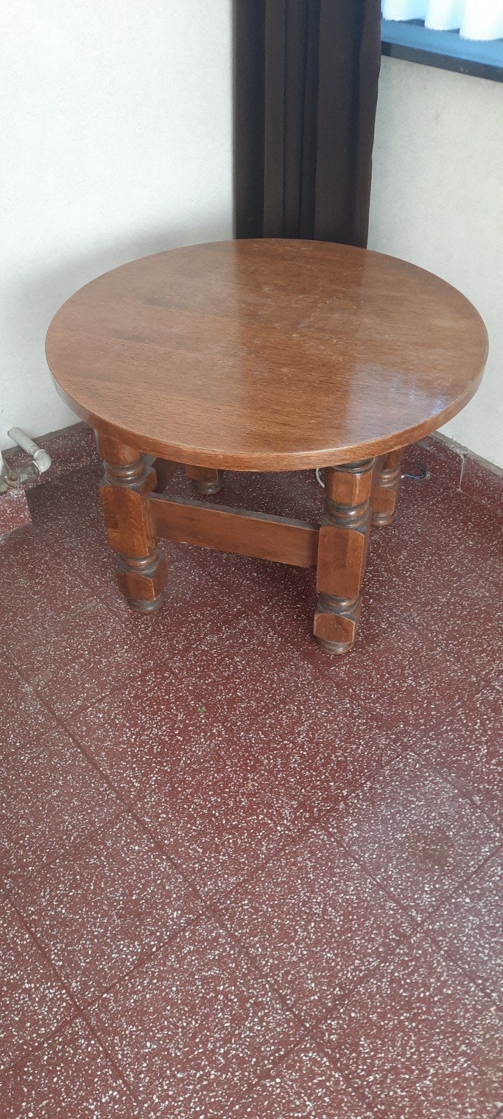 Rond tafeltje, Ophalen
