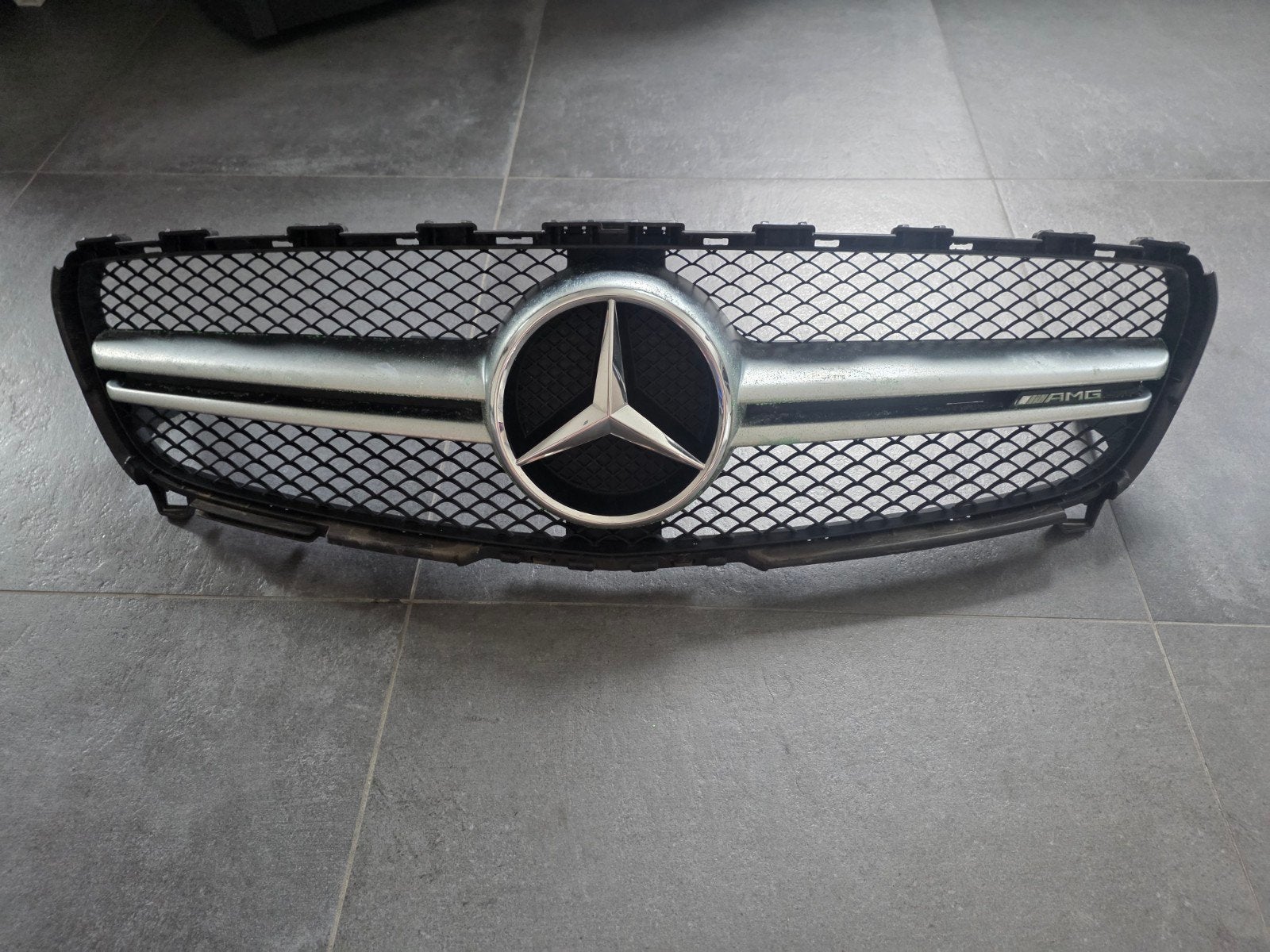 calandre mercedes classe A / A45, Ophalen