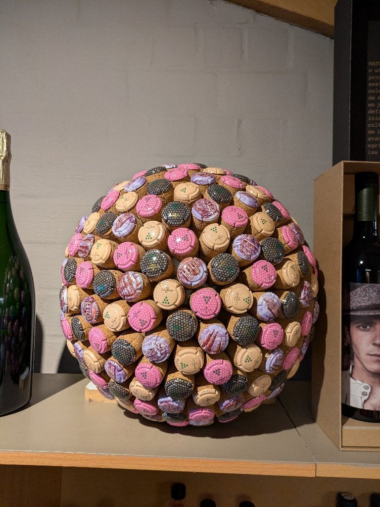 bol met 500 kurken en capsules -diam 36cm - 95€, Ophalen of Verzenden, Nieuw
