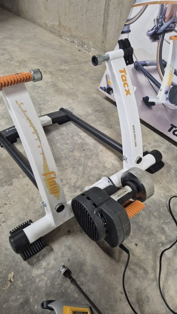 Tacx Flow trainer + fietsmontage staander, Enlèvement, Utilisé