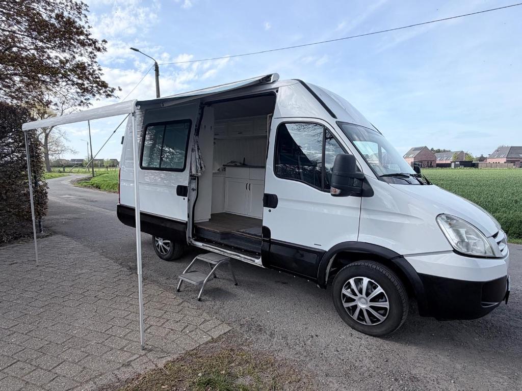 Iveco zelfbouwcamper AUTOMAAT - 3300 kg sleepvermogen, Caravans en Kamperen, Buscamper of Camperbus, Tot en met 2, Diesel, Particulier