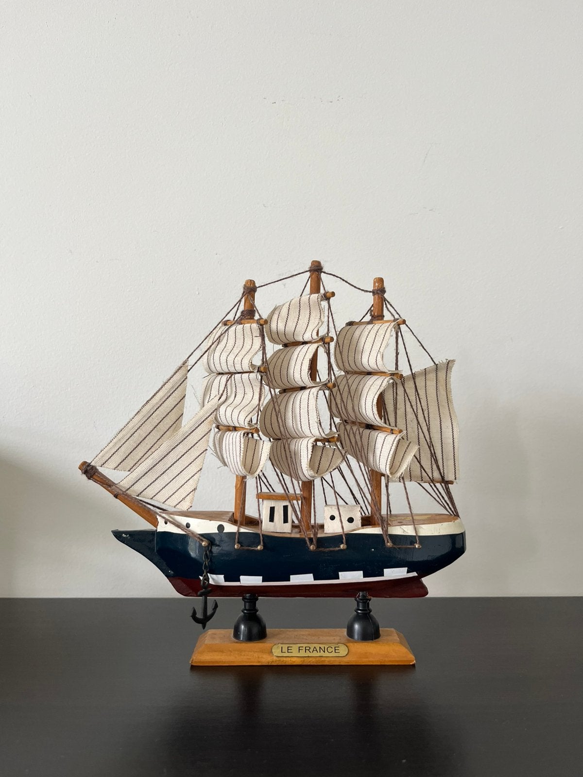 Houten modelschip "Le France" met stoffen zeilen 20 cm hoog, Ophalen of Verzenden, Zo goed als nieuw