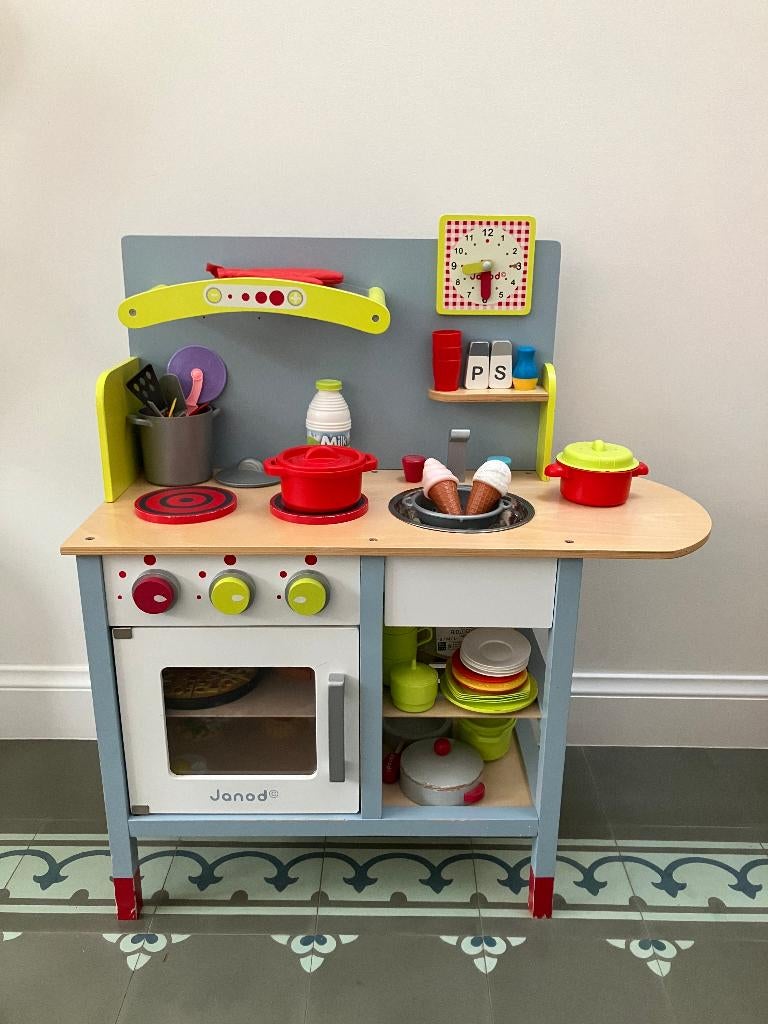 Speelgoedkeukentje (Janod) met krukje en accessoires, Enfants & Bébés, Jouets | Jouer aux cuisines, Utilisé, Jouer à la cuisine