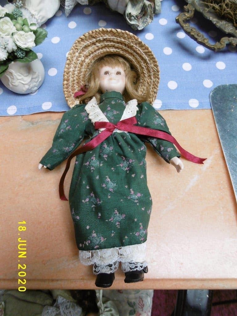 poupée de collection, napperon vert en bon état avec chapeau, Enlèvement ou Envoi, Comme neuf, Poupée