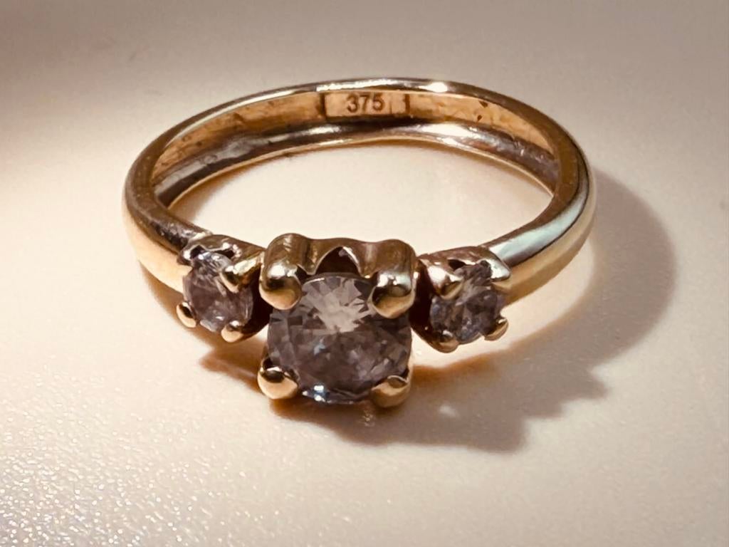 9 kr gouden ring met zirkonia, Handtassen en Accessoires, Ringen, Gebruikt, Verzenden, Kleiner dan 17, Dame