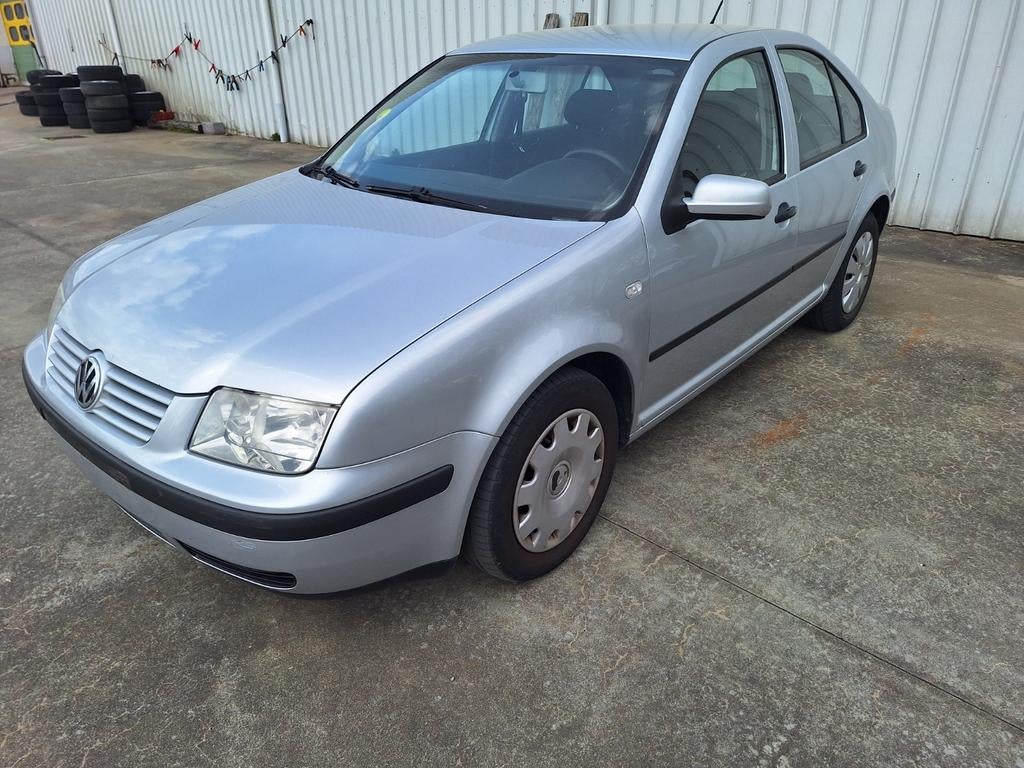 VOLKSWAGEN BORA AUTOMAAT BENZIME 111000 KM, Auto's, Volkswagen, Stof, Berline, Particulier, Euro 4