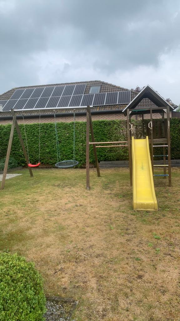 Leuk speelhuisje met glijbaan , schommels en palen, Ophalen, Zo goed als nieuw, Glijbaan