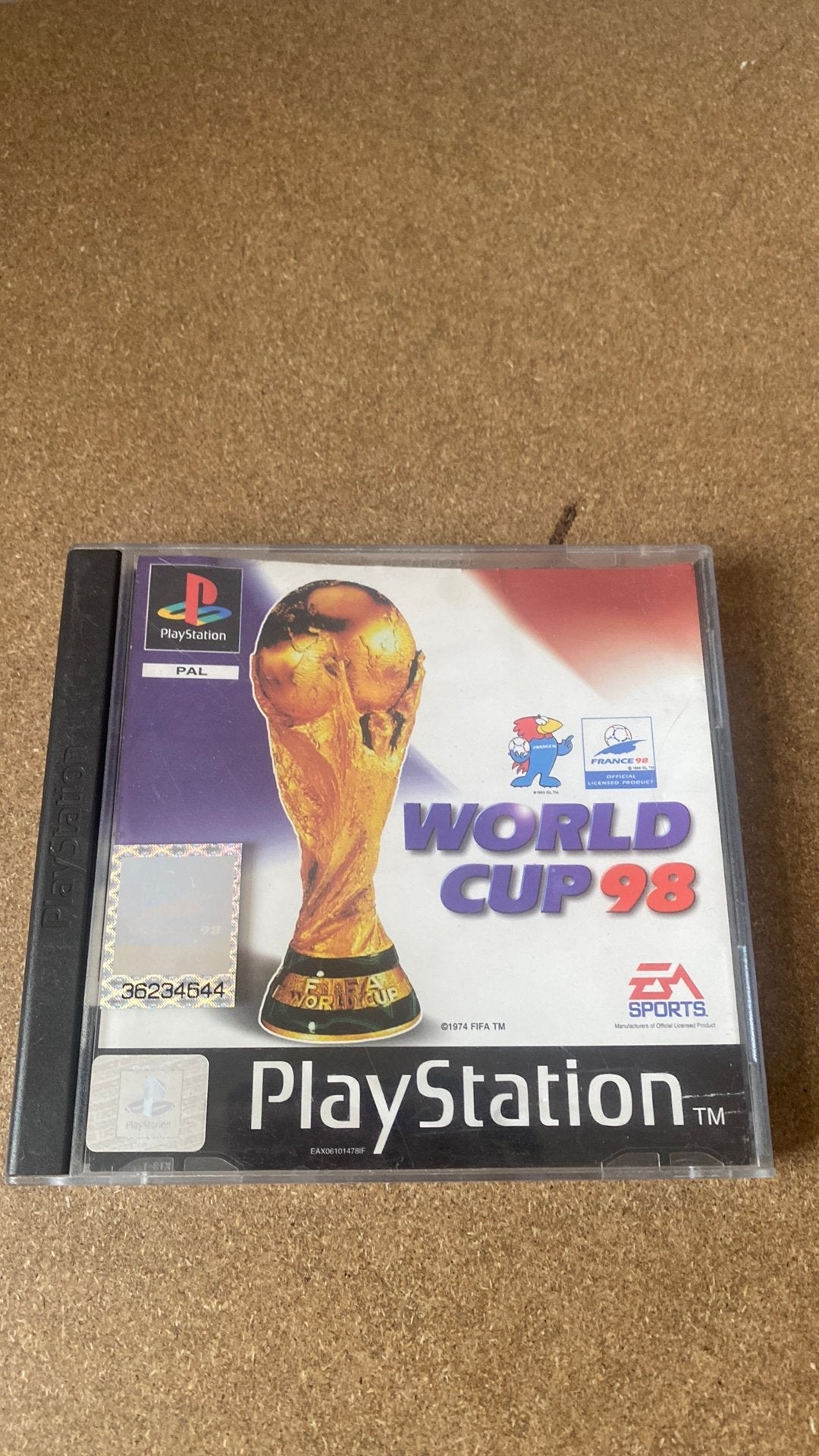 Vintage PS1 game EA Sports World Cup 98 (Fifa) compleet, Games en Spelcomputers, Ophalen of Verzenden, Zo goed als nieuw