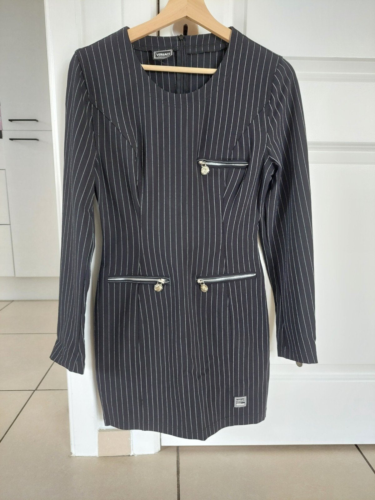 Korte zwarte jurk Versace Jeans, Kleding | Dames, Jurken, Zwart, Ophalen of Verzenden, Zo goed als nieuw, Versace
