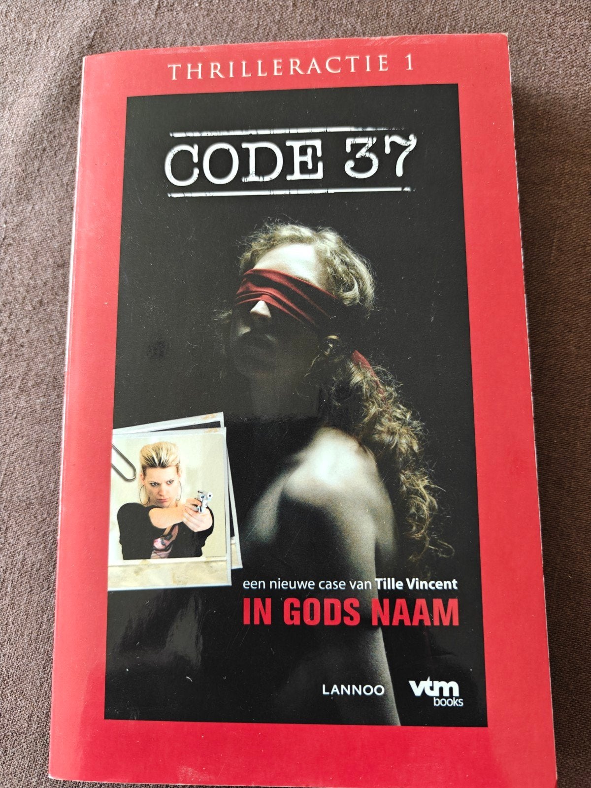 Tille Vincent - Code 37 - In Godsnaam actie tv familie, Boeken, Ophalen of Verzenden, Tille Vincent