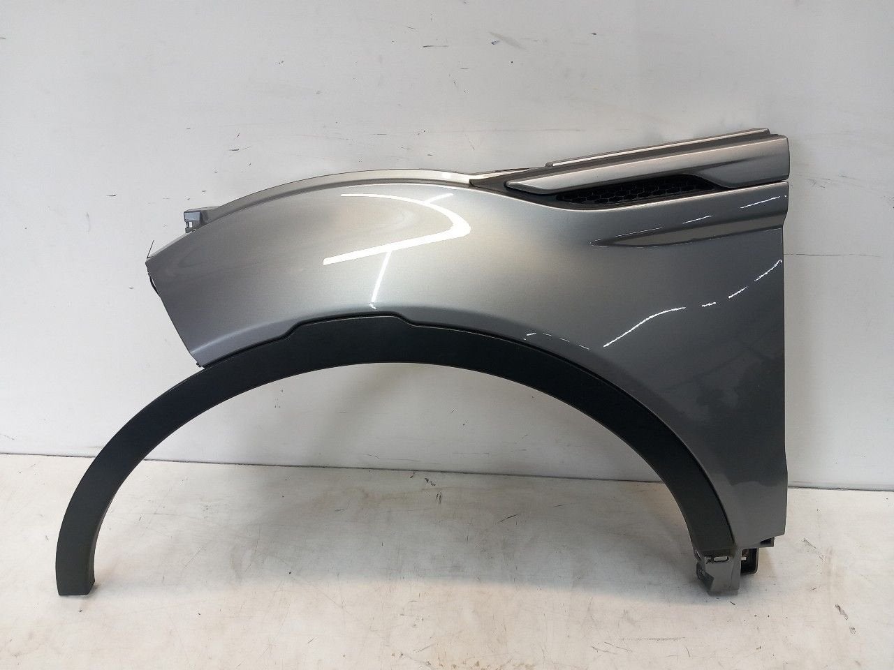 Spatbord links voor Land Rover Evoque, Onderdelen@venauto.nl, Van der Ven Autorecycling B.V., Ettenseweg 76, 4706 PB Roosendaal, The Netherlands