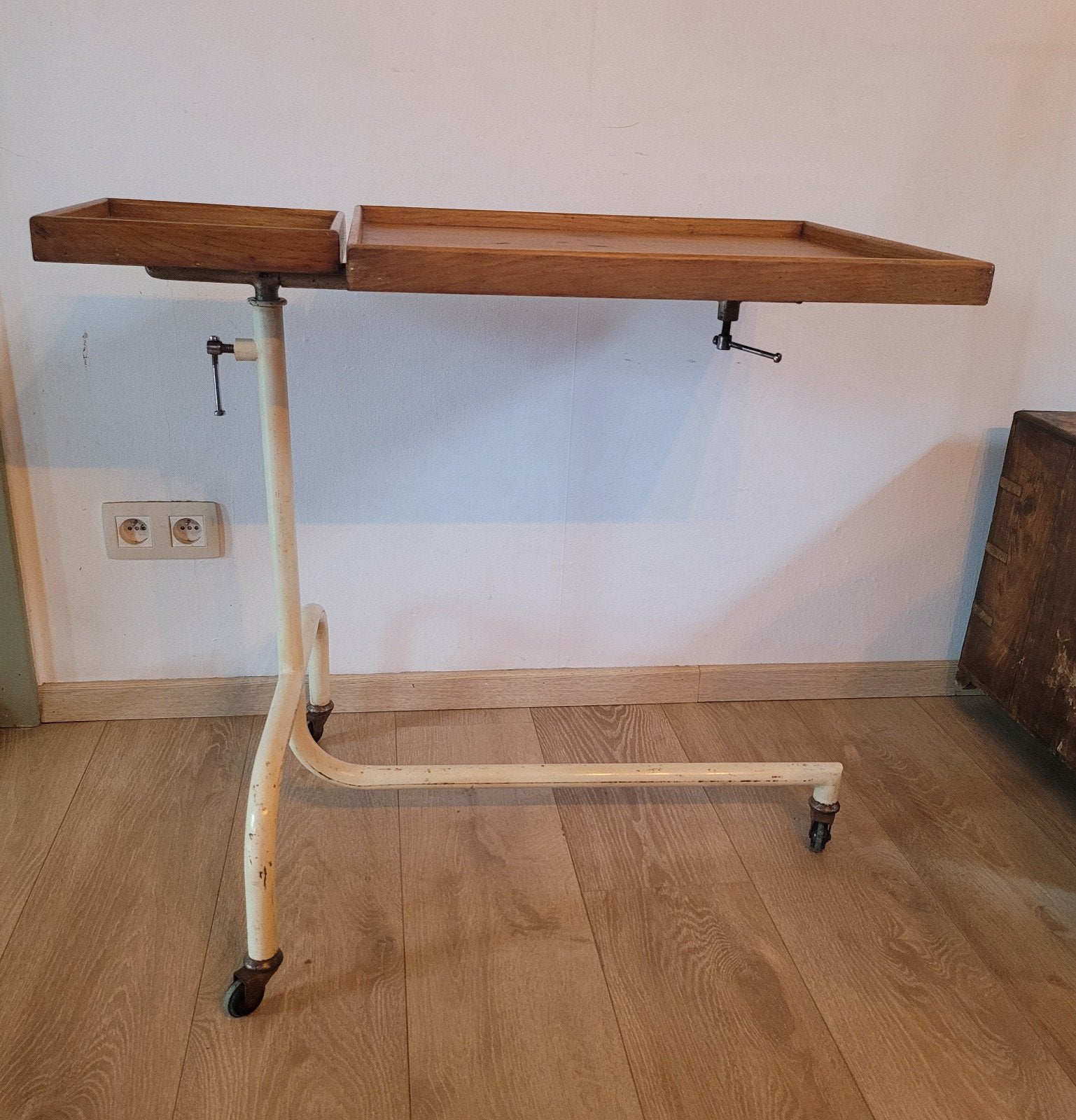 Ancienne table médicale des années 30-40, Enlèvement