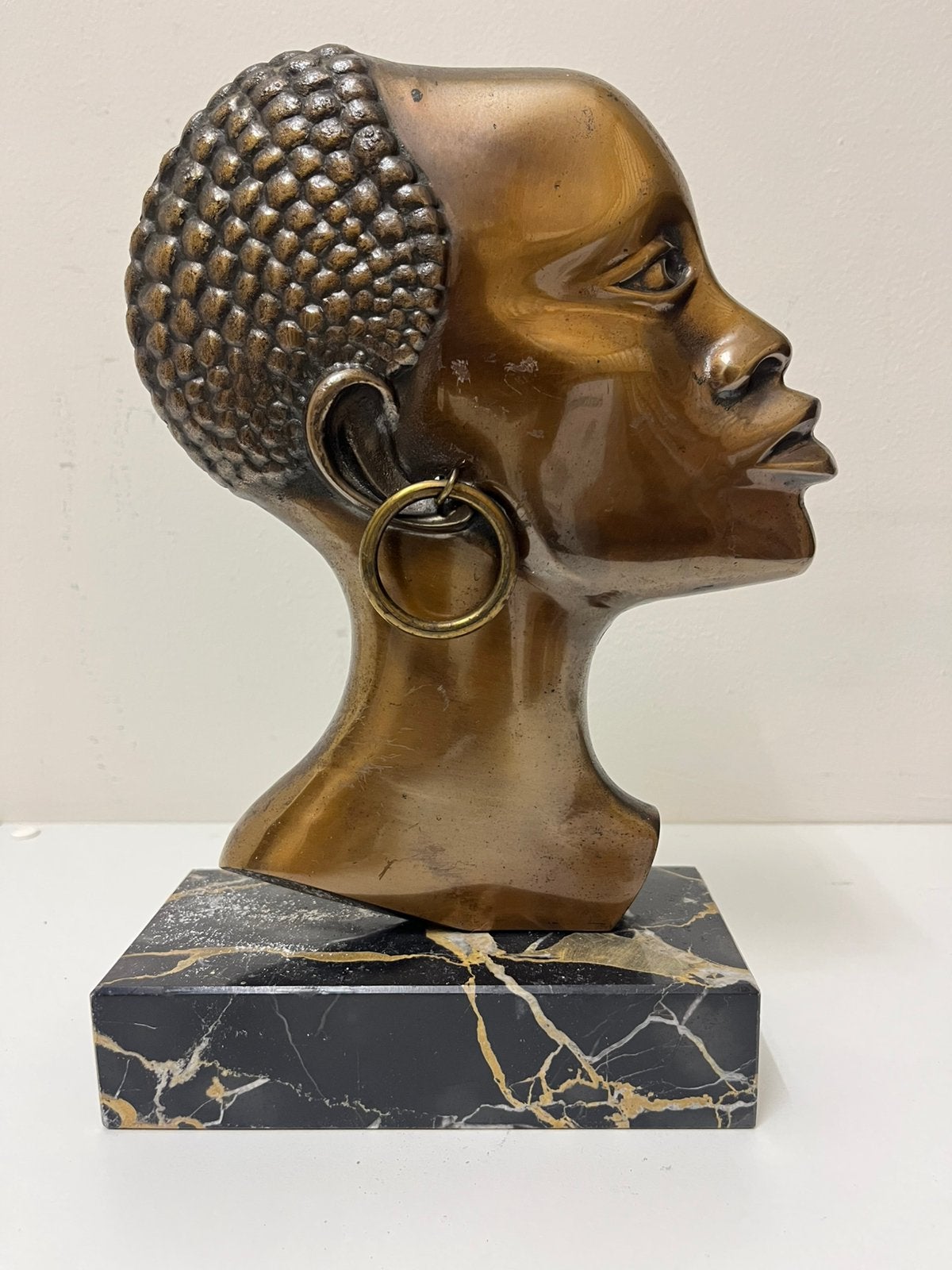 Statue en cuivre ou en bronze sur socle en marbre, Enlèvement