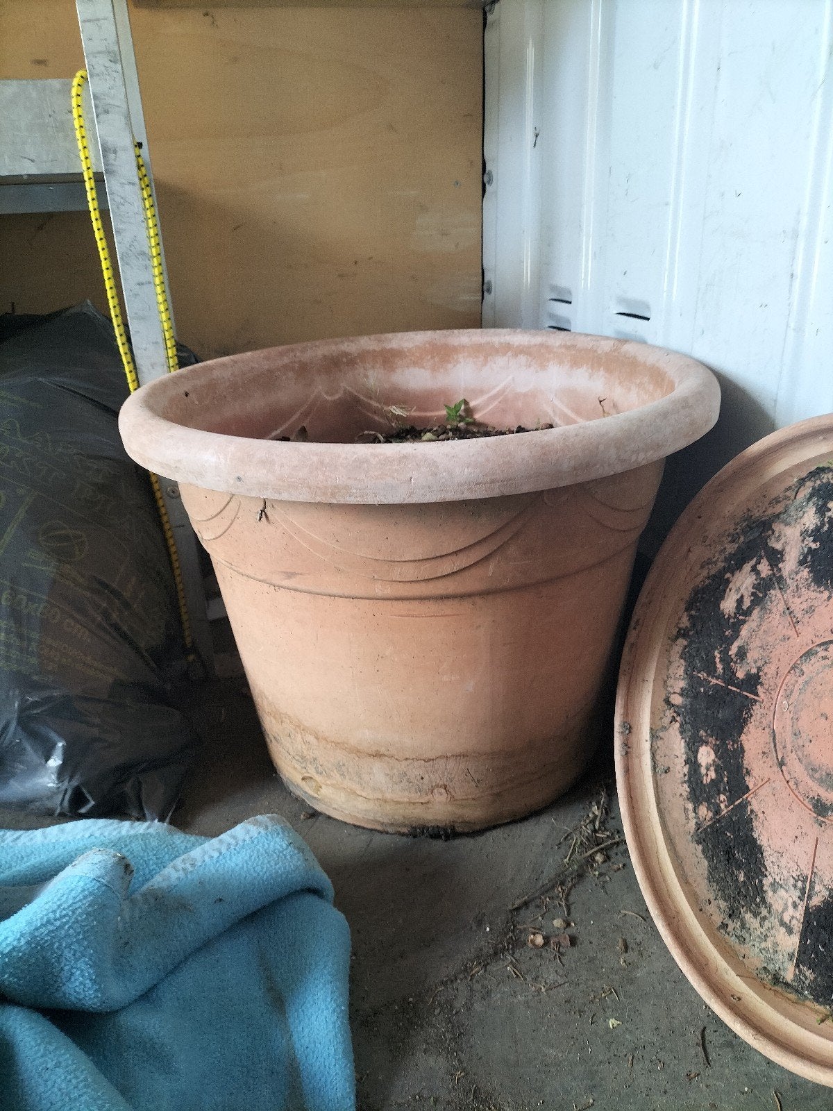 Grote Terracotta met onderschotel, Ophalen, Kunststof