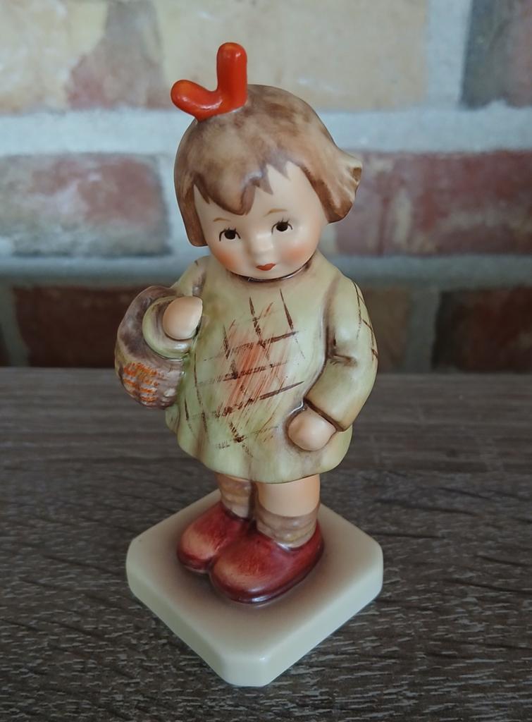 Hummel nr. 479 - I Brought You a Gift - 10 cm - Zie Tekst, Verzamelen, Ophalen of Verzenden, Zo goed als nieuw, Hummel