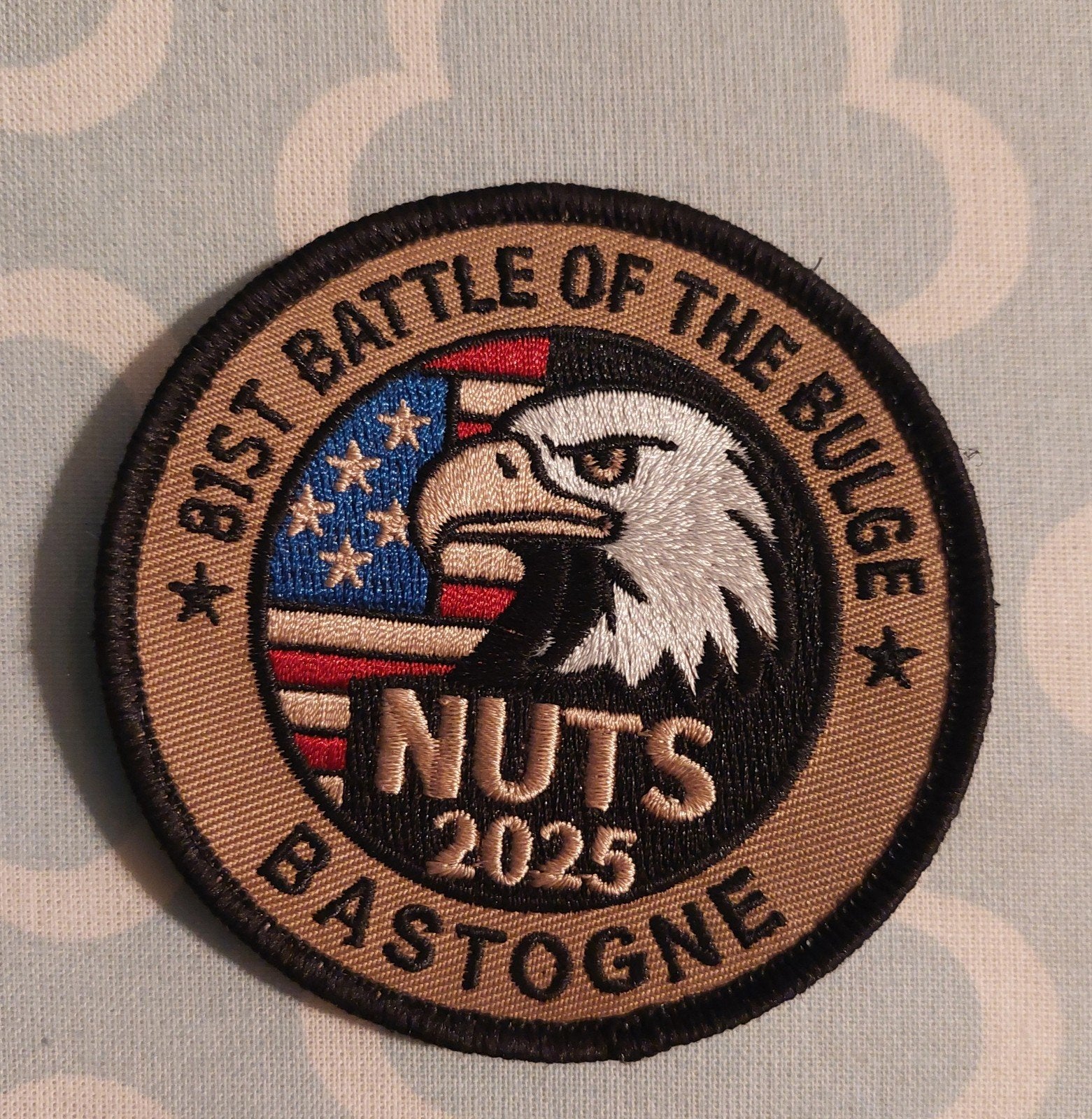 badge 81eme anniversaire bataille des Ardennes (bastogne), Ophalen of Verzenden, Overige soorten, Embleem of Badge