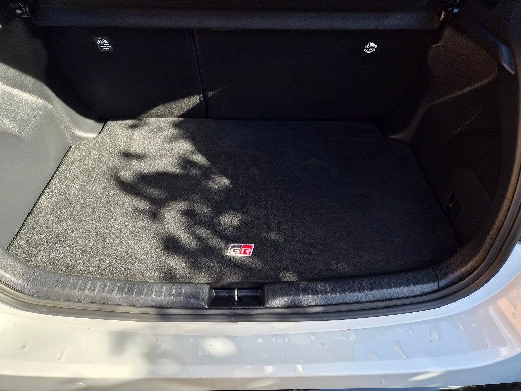Toyota Yaris kofferbakmat met GR logo, Enlèvement, Comme neuf