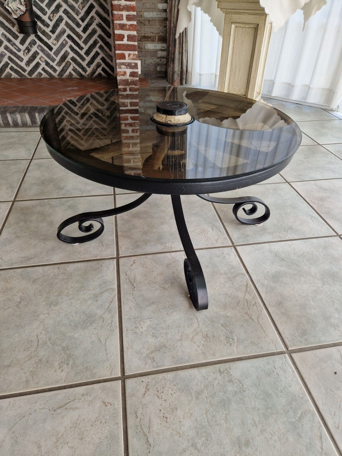 Ronde salontafel met glazen blad, Ophalen