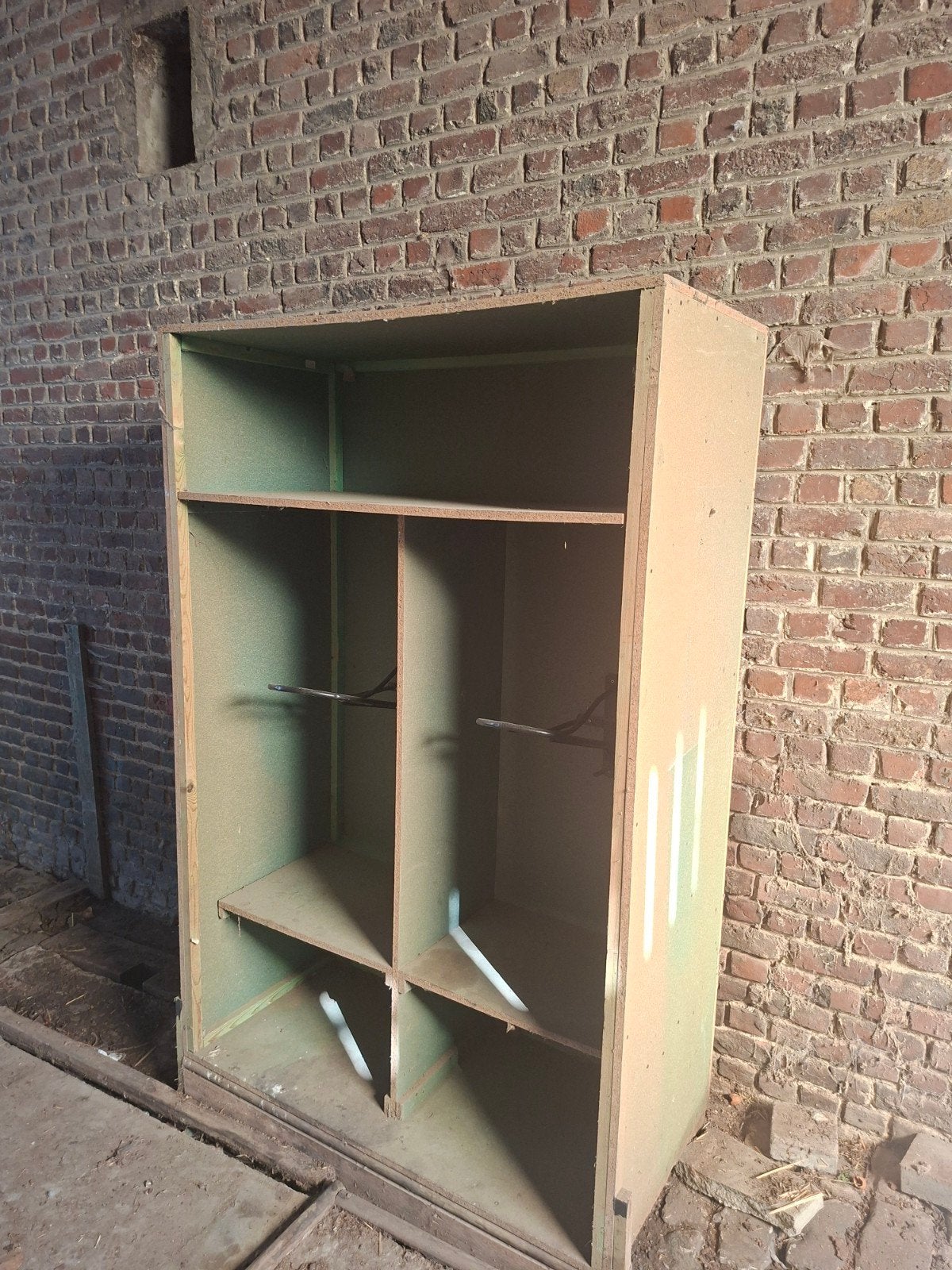 Armoire équestre avec porte selle, Enlèvement