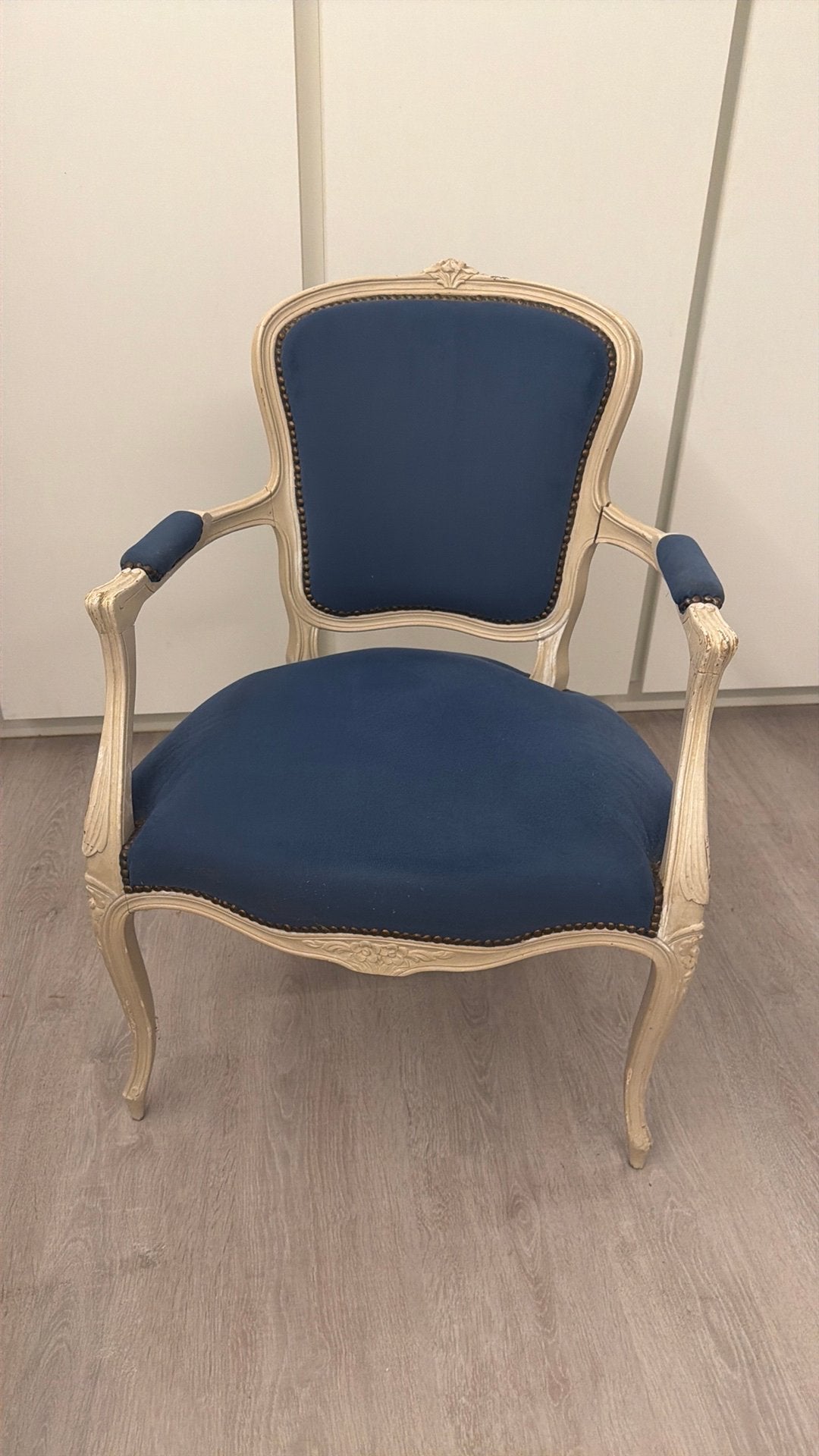Fauteuil de style Louis XV - vintage/antique - velours bleu, Antiquités & Art, Enlèvement