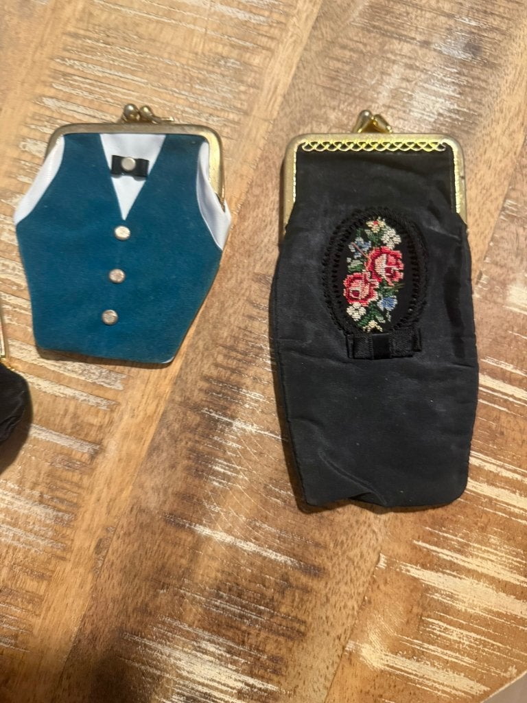 3 kleine beursjes, 2 zwarte en 1 in de vorm met vlinderdas, Antiek en Kunst, Curiosa en Brocante, Ophalen of Verzenden