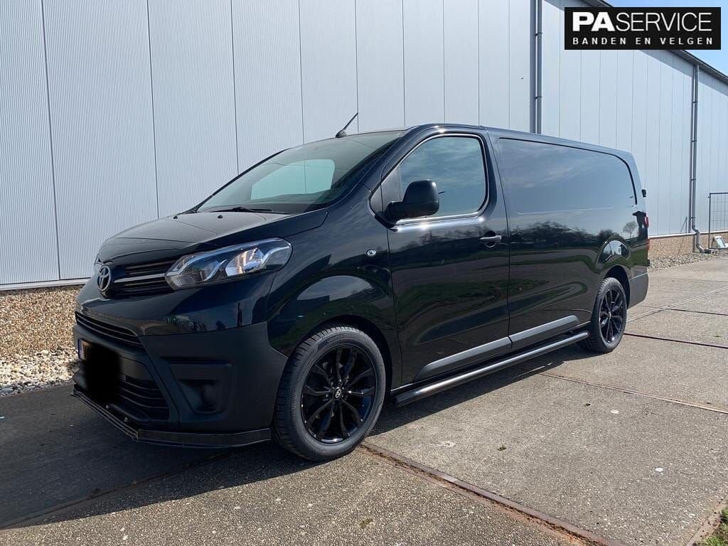 Nieuw 18 inch Gloss Black Toyota Pro Ace zomerset inc Maxxis, Neuf, Pneus et Jantes, 245 mm, Pneus été