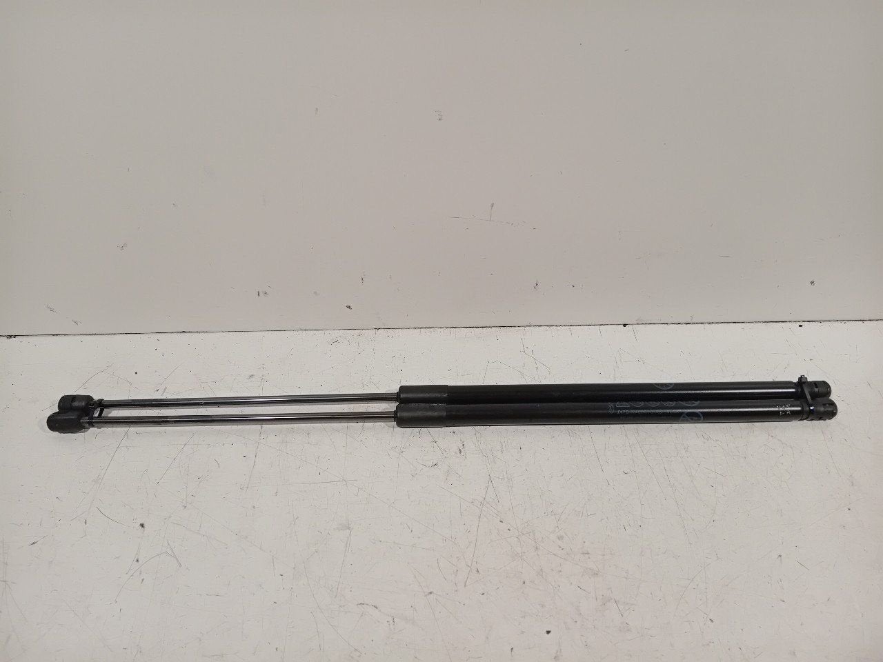 Gasdrukveerset achter Ford Focus, Onderdelen@venauto.nl, Van der Ven Autorecycling B.V., Ettenseweg 76, 4706 PB Roosendaal, The Netherlands