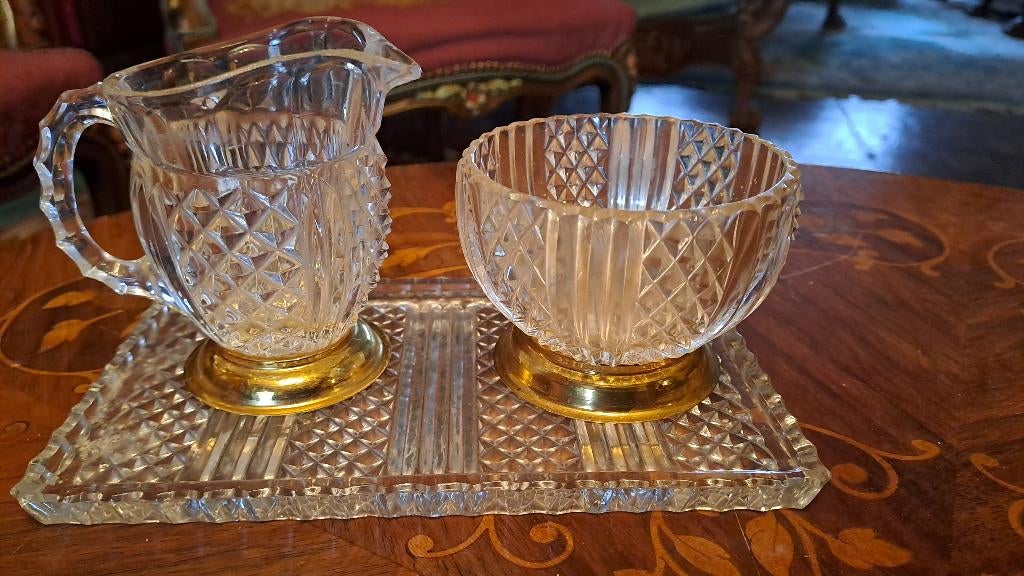 Kristallen melk en suikerpot, Enlèvement