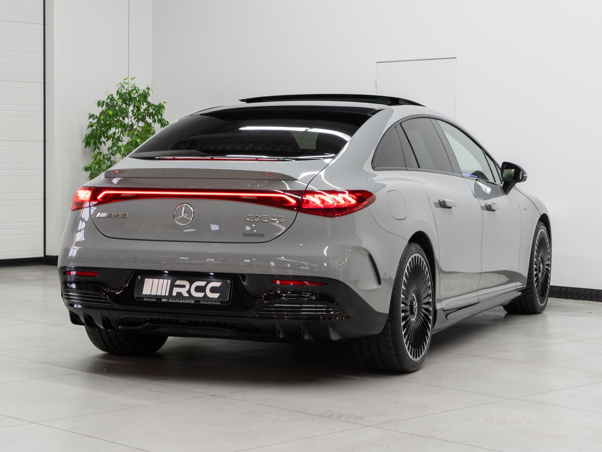 Mercedes-Benz EQE 43 AMG 4M Night 21" HYPERSCREEN Nappaleder, Auto's, Automaat, 4 deurs, Gebruikt, Zwart