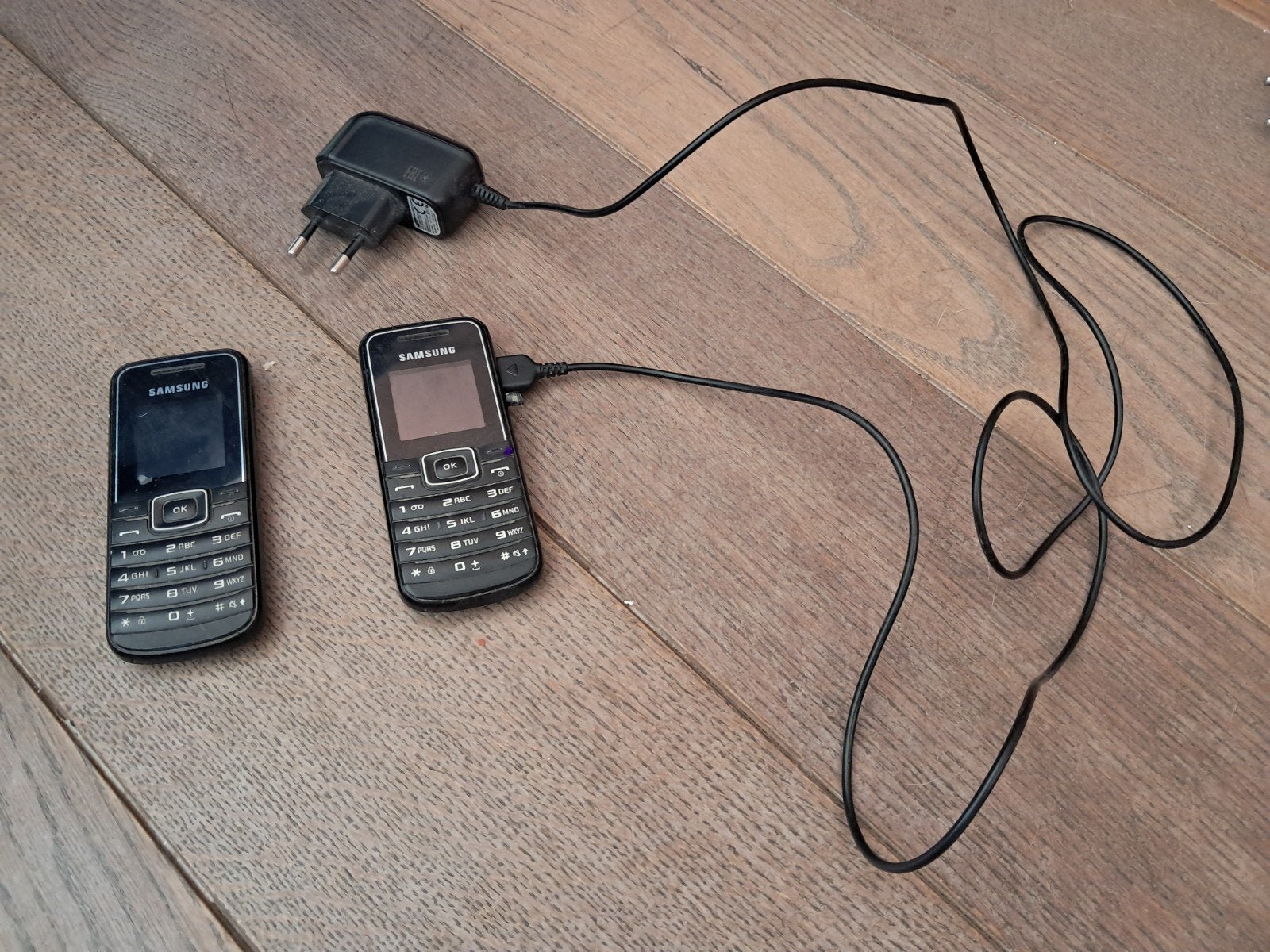 2 kleine Samsung telefoontjes met bijpassende oplader, Ophalen of Verzenden, Samsung, Samsung