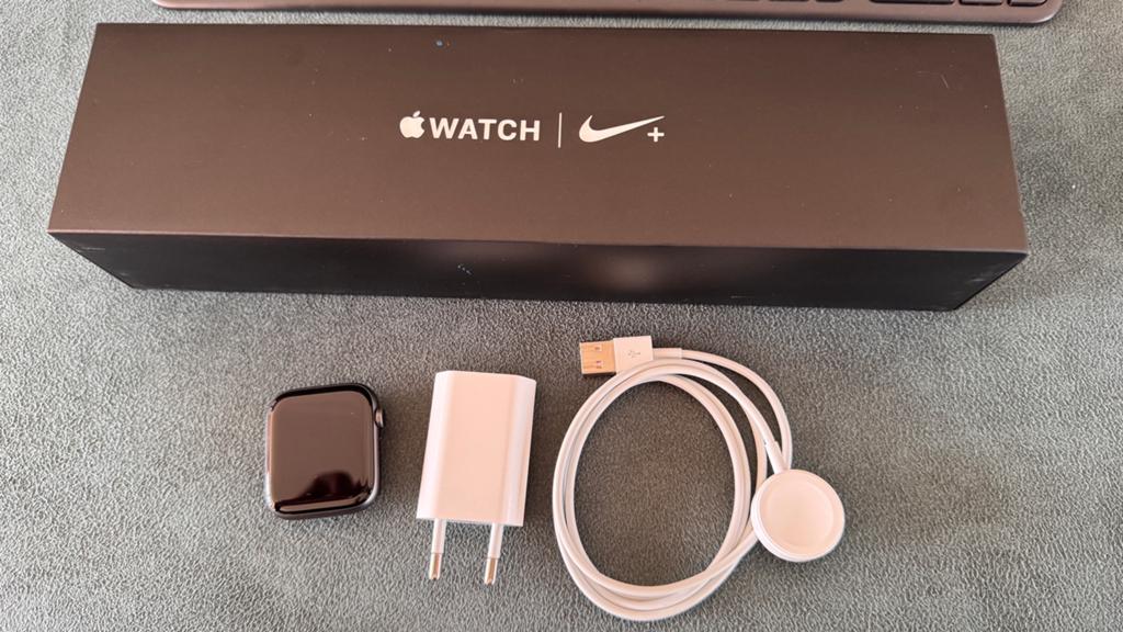 Apple Watch Nike Series 4 - 44mm zwart, Étanche, Enlèvement ou Envoi, IOS, Utilisé