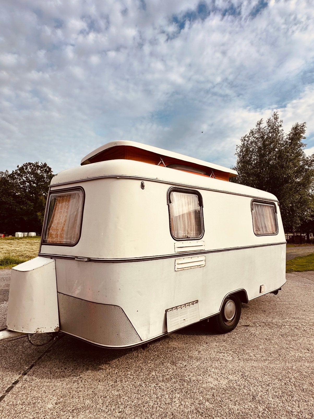 Zeldzame Eriba Familia “Toinette” Special Edition 750kg MTM, Caravans en Kamperen, Standaardzit, 4 tot 5 meter, Eriba, Schokbreker