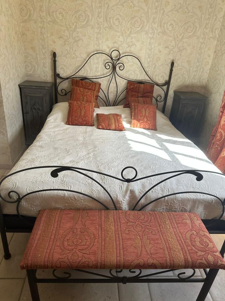 lit de chambre et canapé avec lavabo, Maison & Meubles, Enlèvement, Rouge