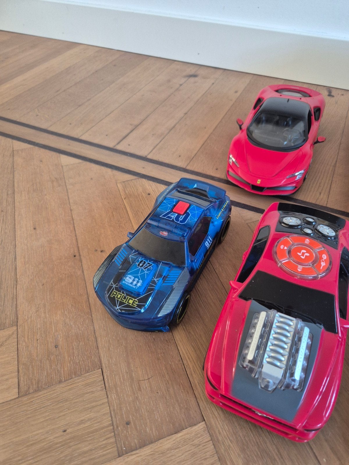 Set van 9 speelgoed auto's met batterijen, Ophalen, Gebruikt