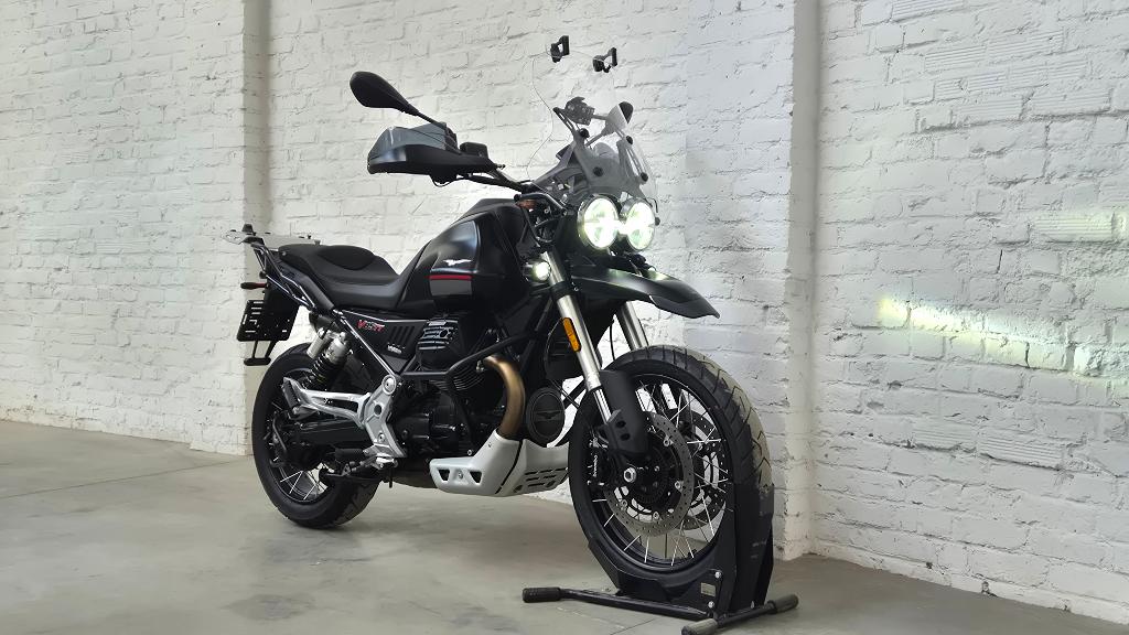 Édition 100e  d Moto Guzzi V85TT V85 TT @motomobilia, Motos, Poignées chauffantes, Tourisme, Entreprise, Plus de 35 kW