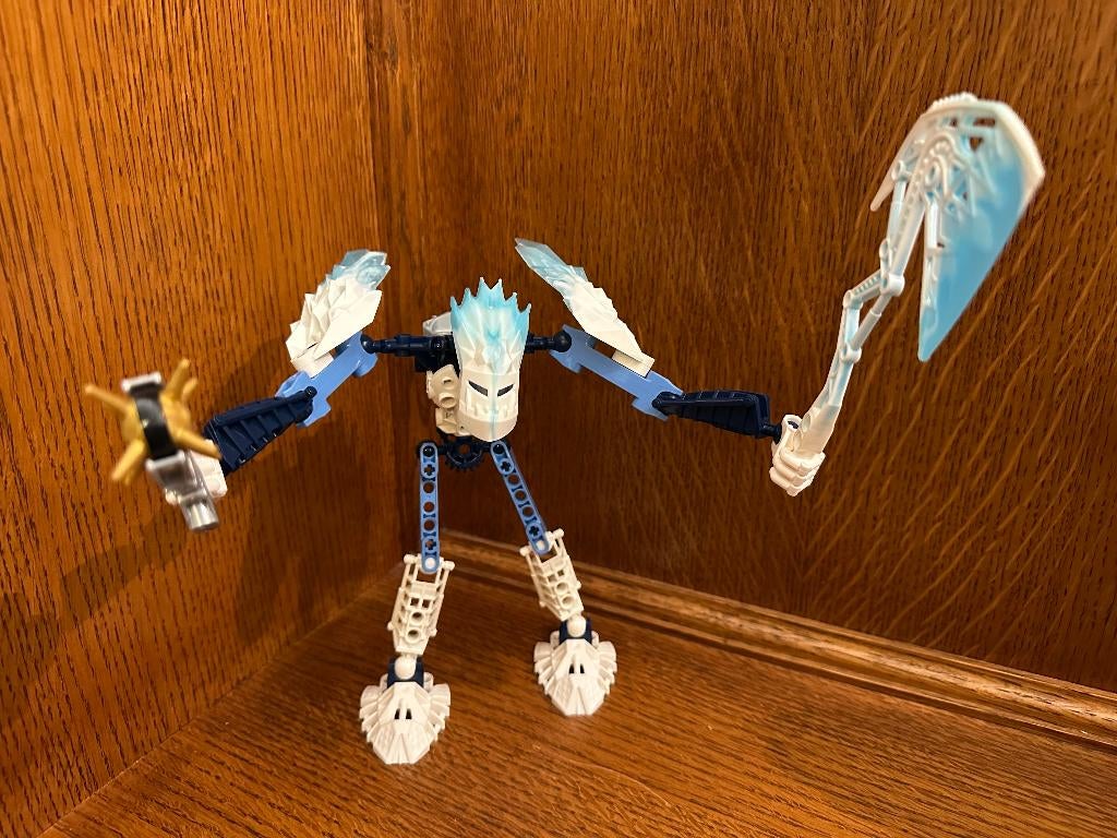 La figurine LEGO Bionicle Glatorian Strakk (réf. 8982), Bionicle, Accessoires inclus, Lego, Ensemble complet