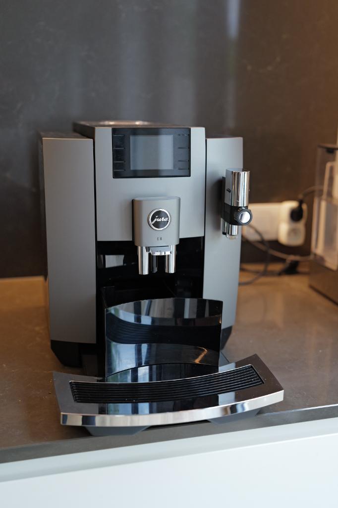 Jura E8 Volautomatische Koffiemachine, Elektronische apparatuur, Koffiezetapparaten, Ophalen, Espresso apparaat, Koffiebonen, Zo goed als nieuw