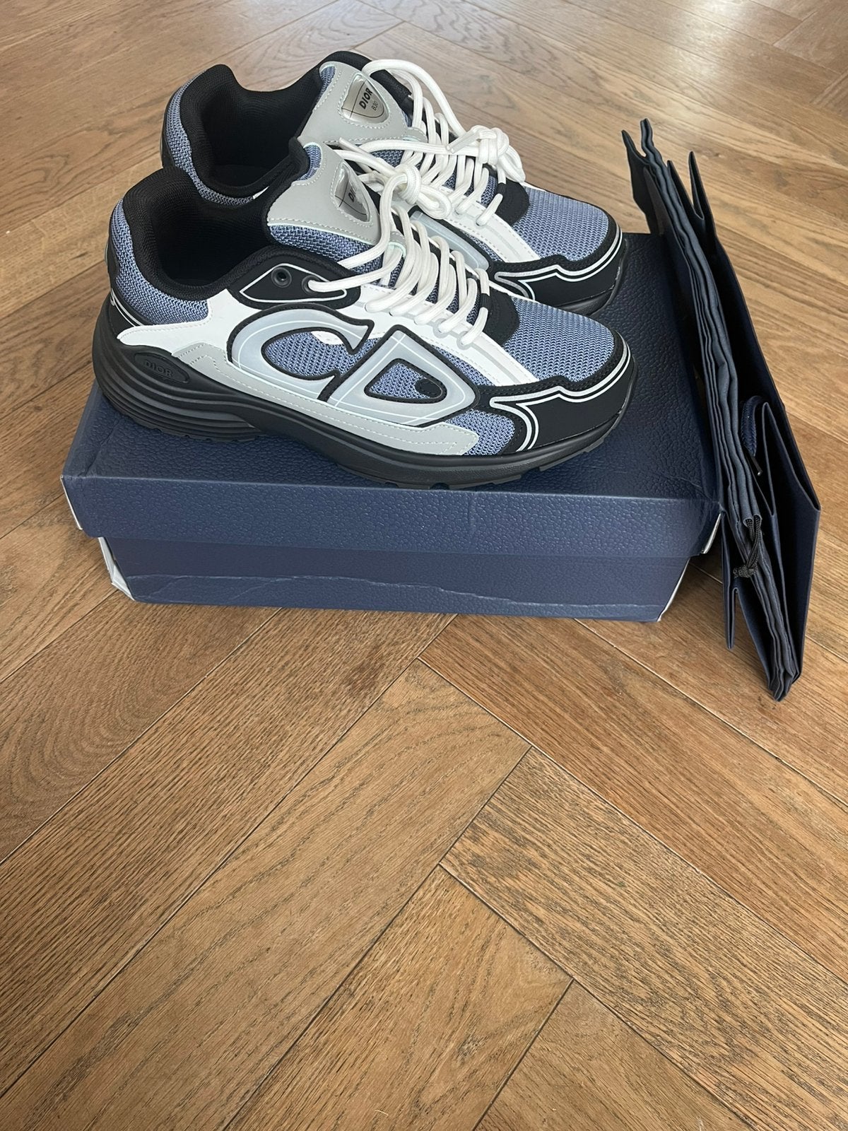 Chaussures Christian Dior taille 42 *NEUVES* dans une boîte, Enlèvement ou Envoi, Neuf, Autres types