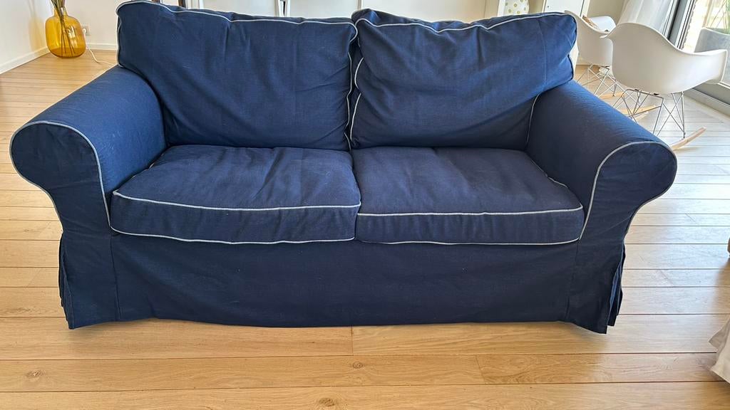 EKTORP 2-zit met marine blauwe en witte hoes ! De Haan, Huis en Inrichting, Zetels | Zetels, Ophalen, Gebruikt, Tweepersoons, 75 tot 100 cm